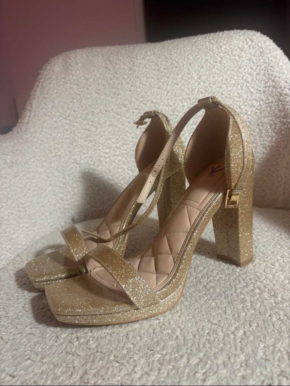 NWT gold windsor heels